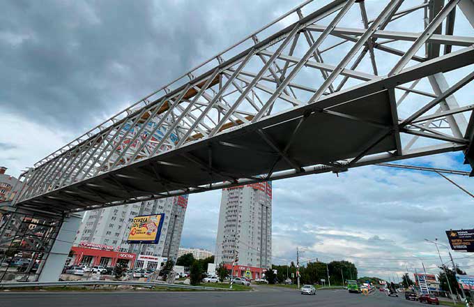 Переход через обход — в Рязани возвели мост из алюминия